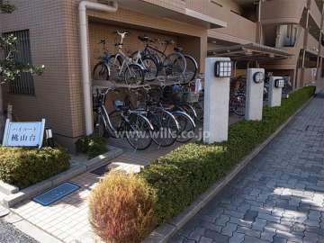 敷地入り口にある銘板と駐輪場