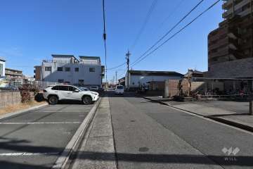 敷地北側の前面道路（西側から）