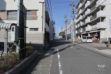 敷地南側の前面道路（東側から）
