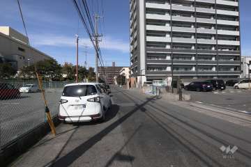 敷地西側の前面道路（南側から）