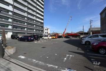 駐車場の出入り口（ロボットゲート付き）・敷地内駐車場（屋外平面式）