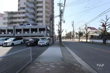 敷地西側の前面道路（北側から）