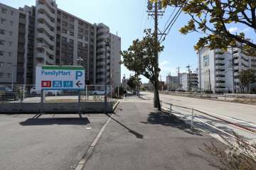 敷地西側の前面道路（北側から）