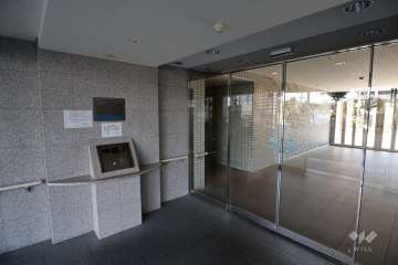 エントランスはオートロック付きです。