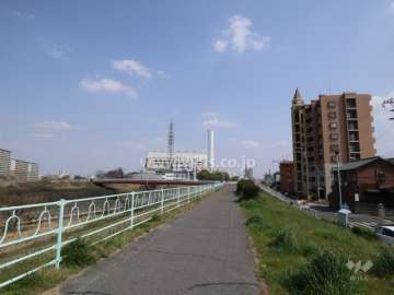 敷地北側には道を挟んで、香流川が流れています。