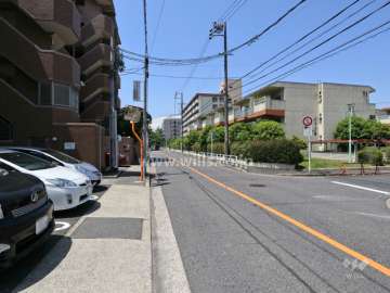 敷地北側の前面道路