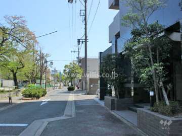 敷地北側の前面道路。一方通行の細い道です。