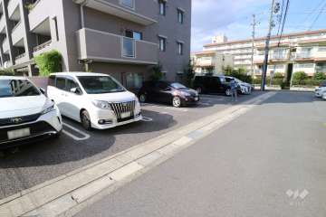 東側の敷地内駐車場（屋外平面式）