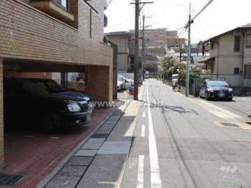 敷地西側の前面道路