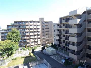 レックスガーデン豊中曽根弐番館の外観（西側から）　敷地西側は一戸建てが中心に立ち並んでいます。