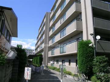 道路挟んで東側にレックスガーデン豊中曽根1番館があります。