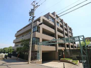 ロイヤルアーク覚王山の外観（南西側から）