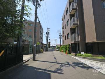 敷地の西側前面道路（北側から）