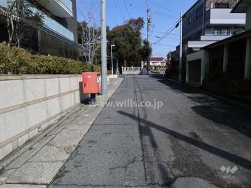 敷地南東側の前面道路(南西側から)