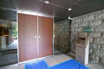 エントランスはオートロック付きです。