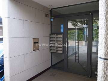 エントランスはオートロック付きです。