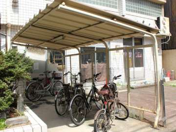 敷地南東側の駐輪場