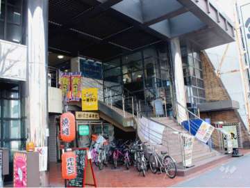 マンション下層階には飲食店等が入っています。