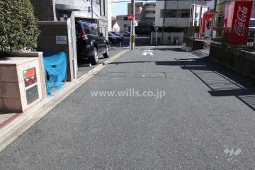 敷地南西側の前面道路(北西側から)
