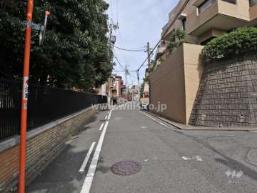 敷地西側の前面道路