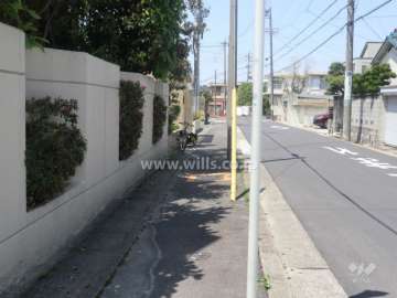 敷地東側の前面道路
