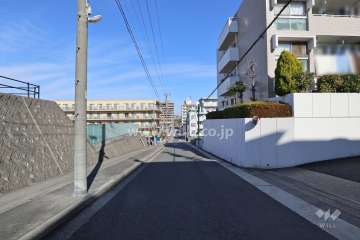 敷地西側の前面道路（南側から）