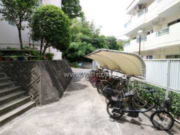 敷地西側部分にある駐輪場