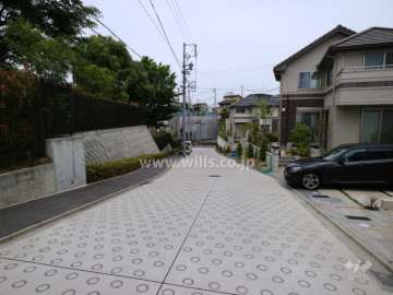 敷地の東側前面道路（南側から）