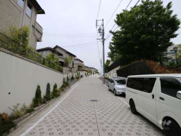敷地の東側前面道路（北側から）