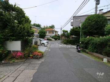 敷地の北側前面道路（東側から）