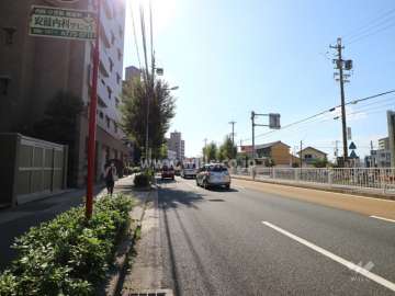敷地北西側の前面道路。基幹バス専用レーン含め片側3車線の道路です。