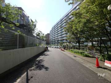 A棟の北側の前面道路（東側から）