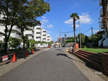 A棟の北側の前面道路（西側から）