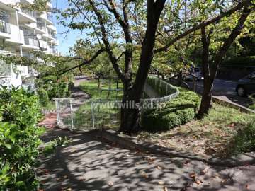 敷地南東側の敷地内公園