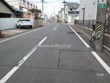 敷地西側の前面道路(南側から)
