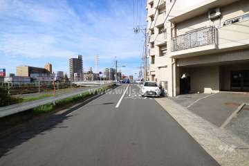 敷地南側の前面道路（東側から）