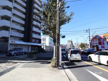 敷地の北西側前面道路（北東側から）