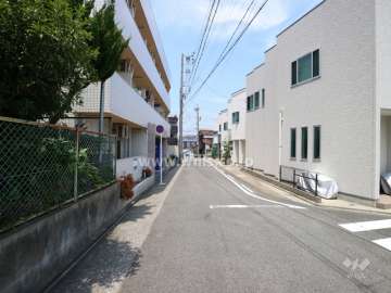 敷地の東側前面道路（南側から）