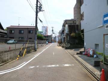 敷地の東側前面道路（北側から）