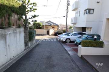 敷地北側の前面道路（西側から）
