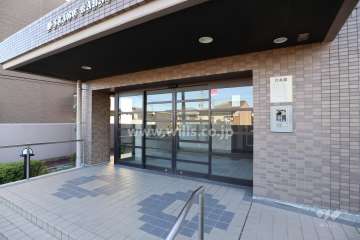 エントランスはオートロック付きです。