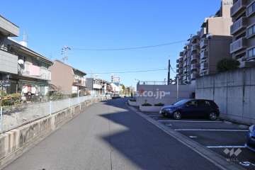 敷地北側の前面道路（西側から）