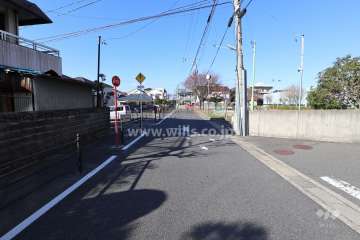 敷地西側の前面道路（南側から）