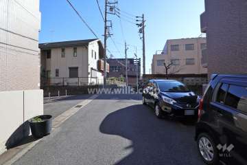 敷地西側の前面道路（北側から）