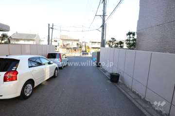 敷地西側の前面道路（南側から）