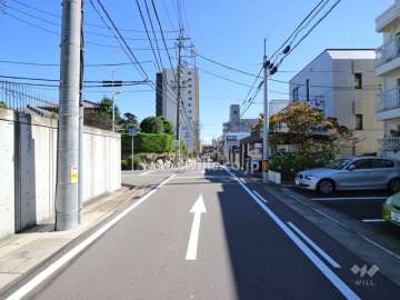 敷地北側の前面道路（西側から）