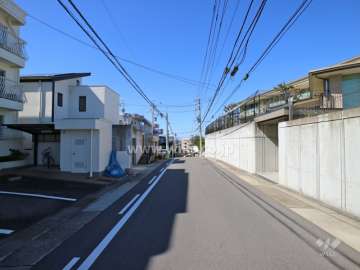 敷地北側の前面道路（東側から）