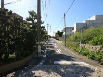 敷地の北側前面道路（東側から）