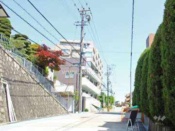 敷地北側の前面道路。坂になっています。