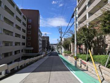 敷地北側の前面道路（東側から）